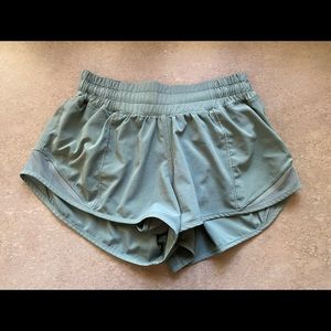 lululemon frosted pine hotty hot shorts size 2